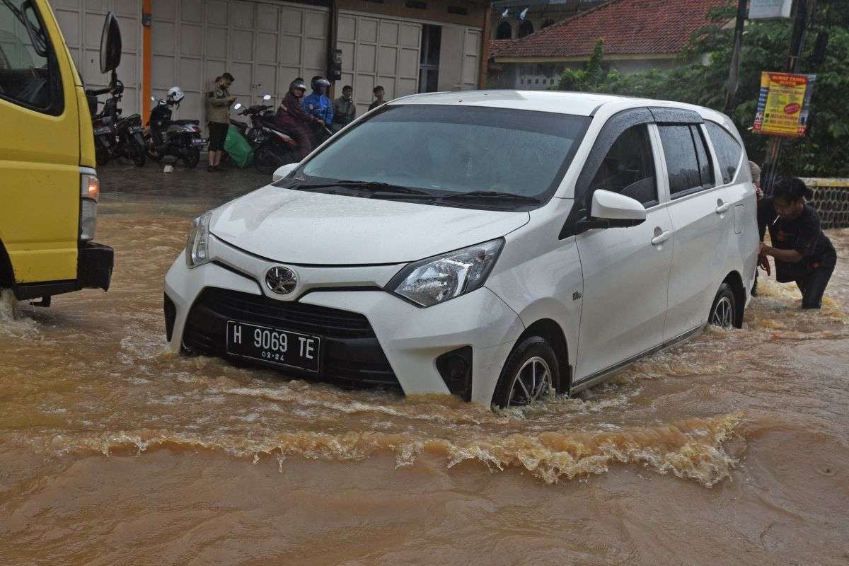 Asuransi All Risk Tidak Bisa Diklaim Saat Mobil Kena Banjir dan Penyebab Utamanya