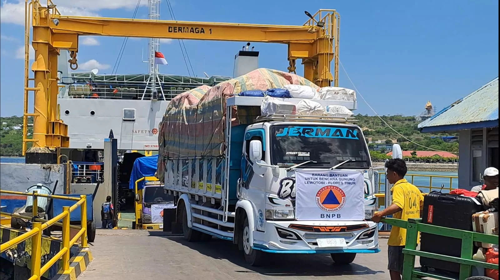 Truk Flores Muatan Raksasa Ikon Transportasi Unik NTT